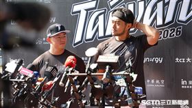 旅美球員鄭宗哲、林家正參觀台鋼雄鷹訓練基地。（圖／記者劉彥池攝影）