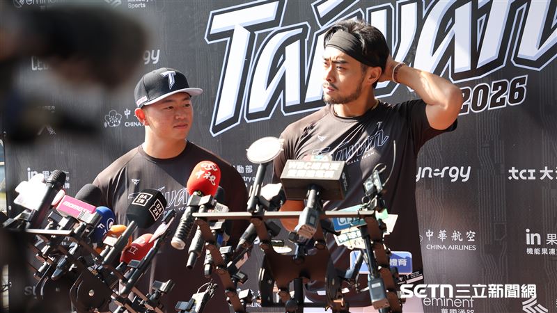 旅美球員鄭宗哲、林家正參觀台鋼雄鷹訓練基地。（圖／記者劉彥池攝影）