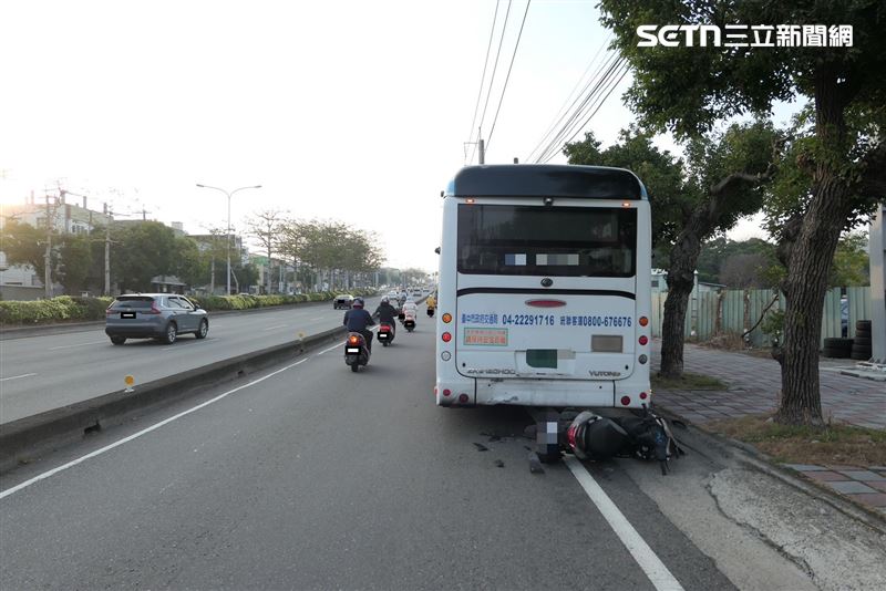 公車體積龐大佔據車道視線，李女閃避不及，發生嚴重追尾碰撞。（圖／翻攝畫面）