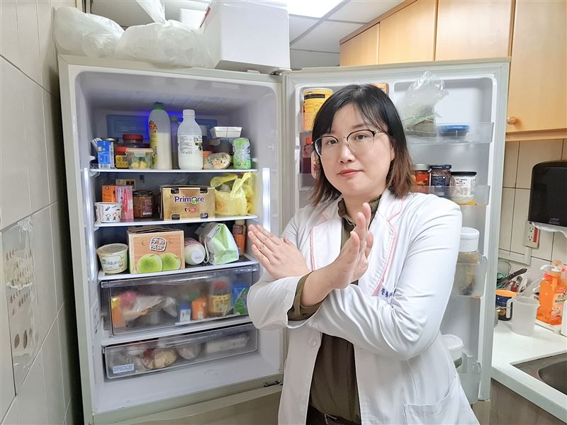李佩霓主任表示，過年前最常見「買太多」與「塞太滿」，冰凍並非萬能。（圖／臺北醫院提供）