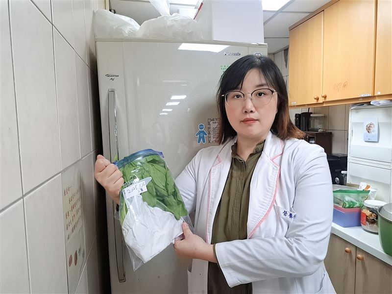 李佩霓主任提醒，食材容器標示日期，落實「先進先出原則」，可避免食材變質，成為年節的食安地雷。（圖／臺北醫院提供）