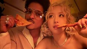 Bruno Mars透露演出結束後，自己和Rosé最想做的事就是去吃披薩。（圖／翻攝自IG @brunomars）