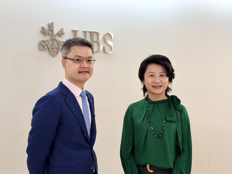 瑞銀3日舉行2026年度全球展望及亞洲前景經濟與投資展望媒體簡報會，圖為瑞銀集團台灣區負責人蘇韋毓（左）、瑞銀財富管理投資總監辦公室大中華區投資總監胡一帆（右）