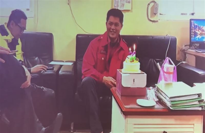 基隆市殉職消防小隊長詹能傑生前生日慶生畫面。（圖／翻攝畫面）