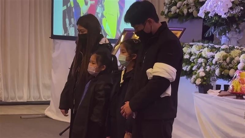 詹能傑的遺孀、小學四年級的女兒以及詹的弟弟向來弔念的各界人士答禮致意。（圖／翻攝畫面）