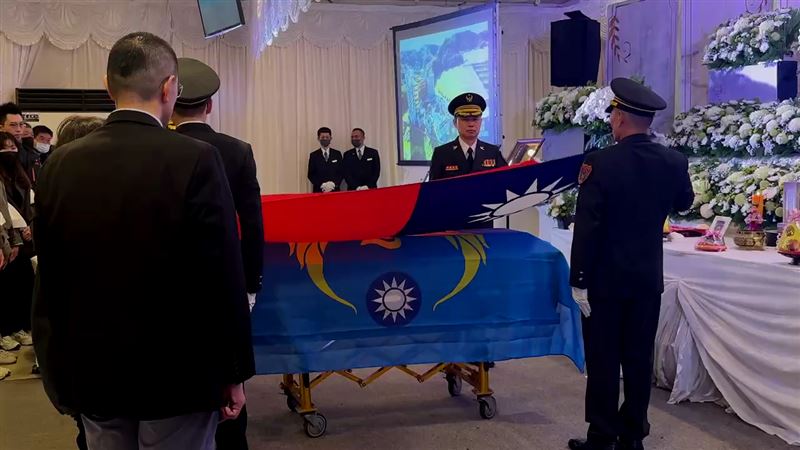 基隆市殉職消防小隊長詹能傑覆旗褒揚儀式。（圖／翻攝畫面）