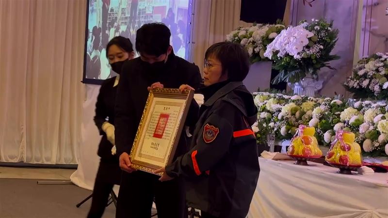 內政部長劉世芳頒發表揚及追晉令給家屬。（圖／翻攝畫面）