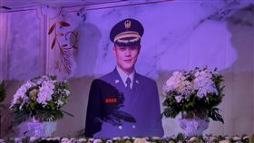 基隆市殉職消防小隊長詹能傑今天（3日）下午舉行公祭，內政部長劉世芳率消防署長蕭煥章等致祭，追晉其為分隊長，確定入祀基隆忠烈祠，表彰其英勇無私的奉獻精神。詹能傑的遺孀和就讀小學四年級的女兒也向來弔念的各界人士鞠躬致意。（圖／翻攝畫面）