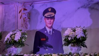 勇消詹能傑公祭　遺孀、小四女兒現身答禮