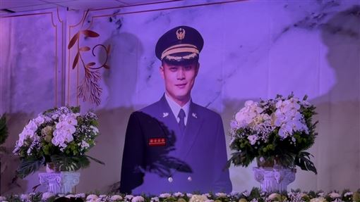 勇消詹能傑公祭　遺孀、小四女兒現身答禮