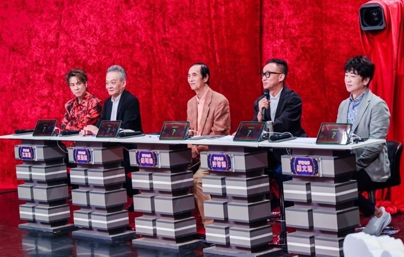 江志豐（左起）、黃建銘、紀明陽、許常德、羅文聰擔任評審。（圖／中視提供）