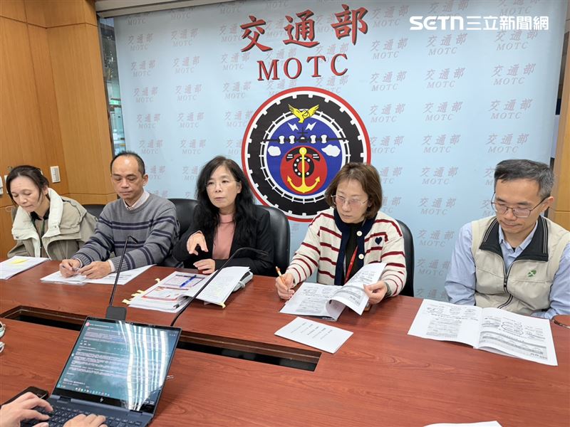 交通部公共運輸及監理司司長胡迪琦（左3）表示，現行制度早已將叫車平台與車隊「一體納管」，不論平台定位為何，只要涉及計程車派遣，就不可能在事故發生後互相推諉責任。（圖／記者李育道攝影）