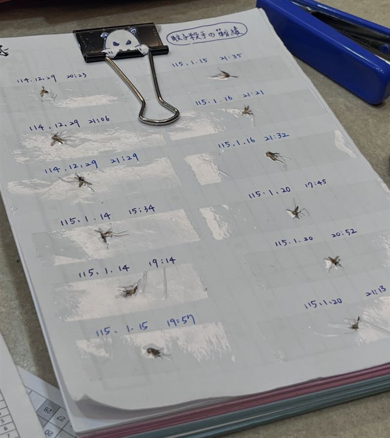 一名女網友分享冬天的「殺蚊筆記本」。（圖／Threads @joanne___1313授權提供）