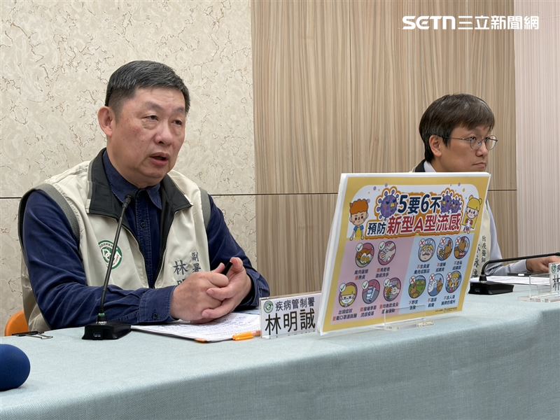 疾管署副署長林明誠表示，受H5N1感染動物的呼吸道分泌物及排泄物可能帶有病毒，呼籲民眾落實「5要6不」防疫原則。（圖／記者簡浩正攝影）