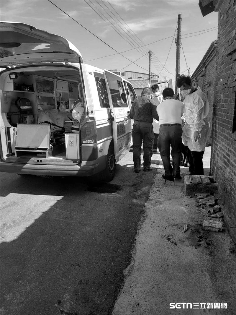 看著相依為命的兒子離開，老阿嬤哭得非常傷心，陳永聰說，自己至今仍難以忘記當時的情景，真的很難過也很捨不得。（圖／受訪者提供）