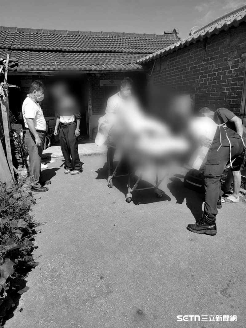 陳永聰表示，當自己趕到阿嬤家時，阿嬤哭著拉他的手，什麼話也說不出來，他直覺不對勁，馬上衝去房間，一看發現兒子倒在地上動也不動，陳趕緊打119求救，但其實兒子已經倒地長達2天了，身上不僅飄出異味還有屍斑。（圖／受訪者提供）