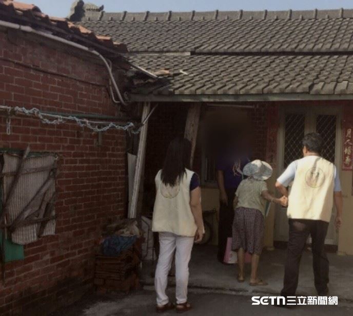 陳永聰說，自己長達9年都會不定時地和太太到芳苑去看看、關心阿嬤，送上一些慰問金和生活物資，久而久之阿嬤也把他當作自己的晚輩對待，非常地熱情和溫暖。（圖／受訪者提供）