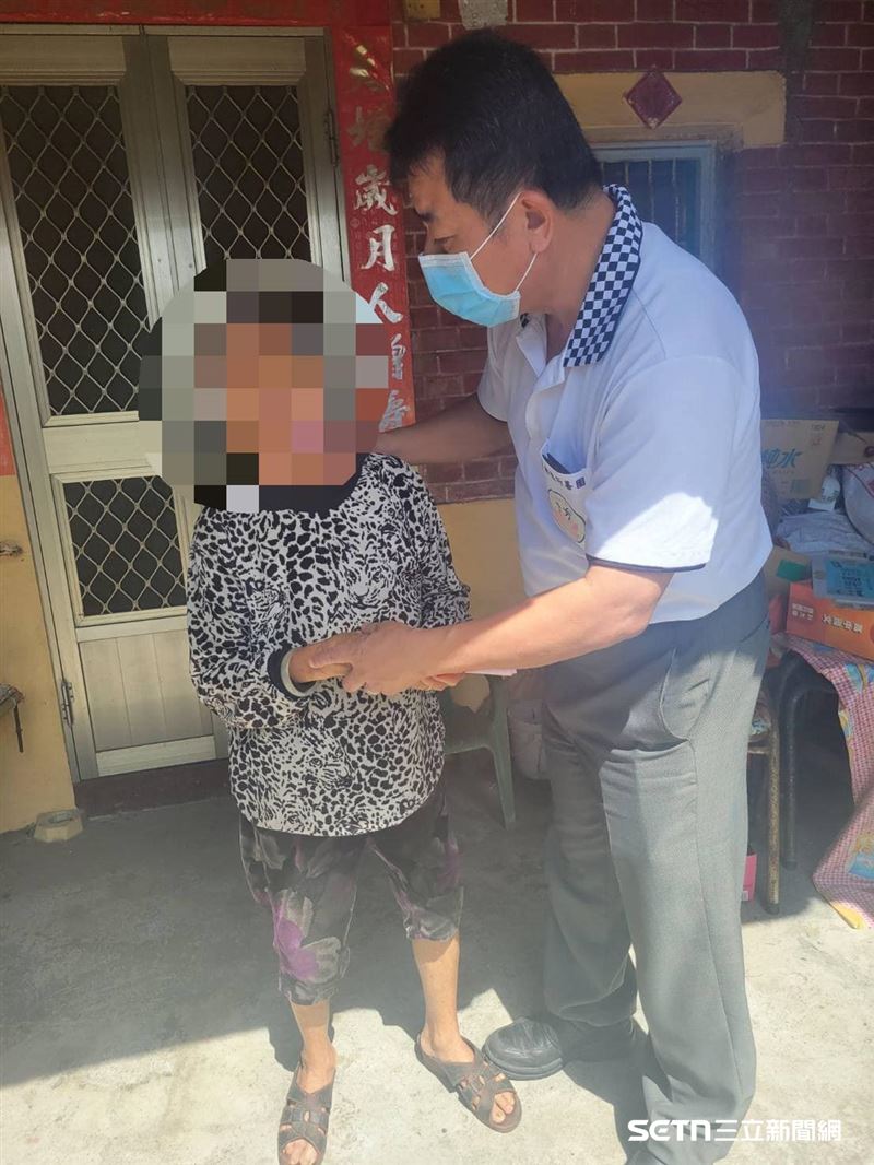 瘦小的阿嬤，哭著拉住陳永聰，淚水不停地滑落，她痛心地說：「他（身障兒）走了我怎麼辦？他如果去了，我也要跟著去...」陳永聰聽到這番話趕緊安慰阿嬤，事後也聯想到，阿嬤的兒子留那一口氣，應該就是放心不下母親，所以遲遲不肯嚥下離開，似乎是想等陳永聰趕到幫忙。（圖／受訪者提供）