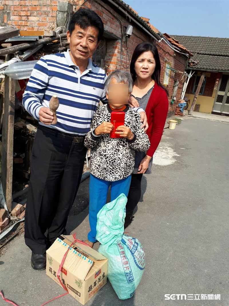 2017年在醫院遇到芳苑阿嬤後，陳永聰就開始和妻子不時地抽空探望阿嬤，同時送上一些生活物資等，彷彿就像是阿嬤無血緣的家人。（圖／受訪者提供）