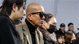 具俊曄（左二）參與週年雕像揭幕。（圖／經紀公司提供） 