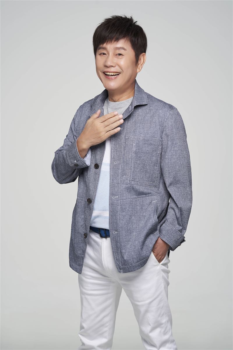 黃西田現年77歲,依舊頂著一張娃娃臉,凍齡程度令人吃驚。(圖/萬星傳播提供)