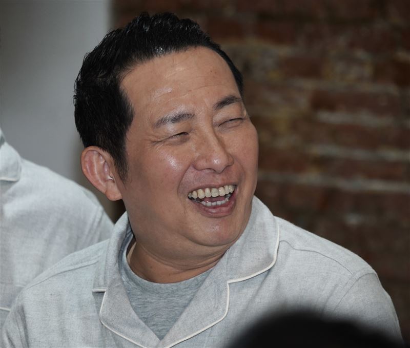 屈中恆當起便當外送員替老婆送便當。（圖／記者趙于瑩攝影）