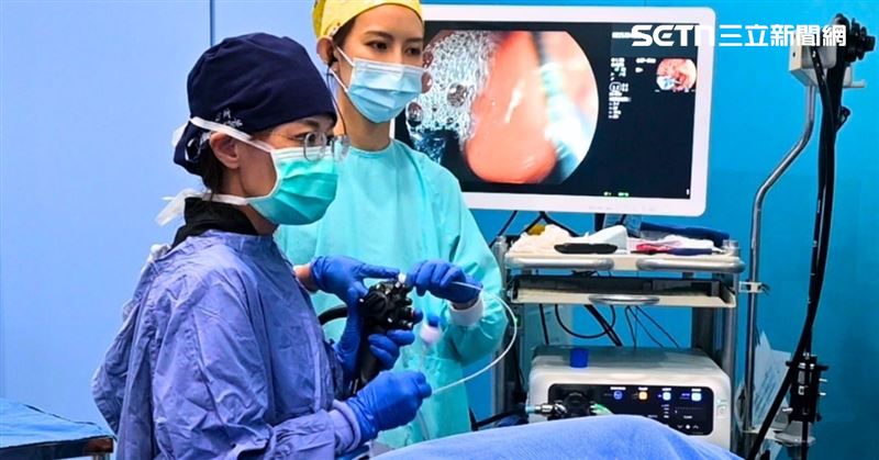 劉家嘉醫師表示，臟器逆位手術最大的挑戰在於「空間重構」，必須克服長年累積的操作慣性，精確判斷每一針縫合的位點。（圖／翻攝畫面）