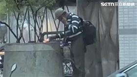 台中男賣場外「燒紙+頭撞牆」　住戶嚇壞(圖/翻攝畫面)