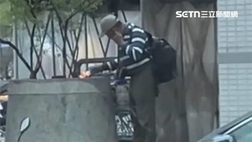 台中男賣場外「燒紙+頭撞牆」　住戶嚇壞