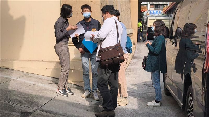 檢察官、法醫與法醫在解剖室外交換意見。（圖／記者莊淇鈞攝影）