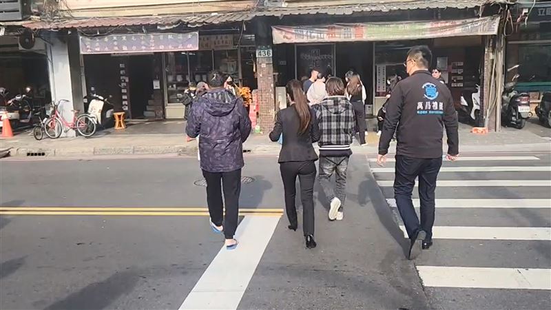 羅姓女童的爸爸及姑姑參與報驗後離開。（圖／翻攝畫面）