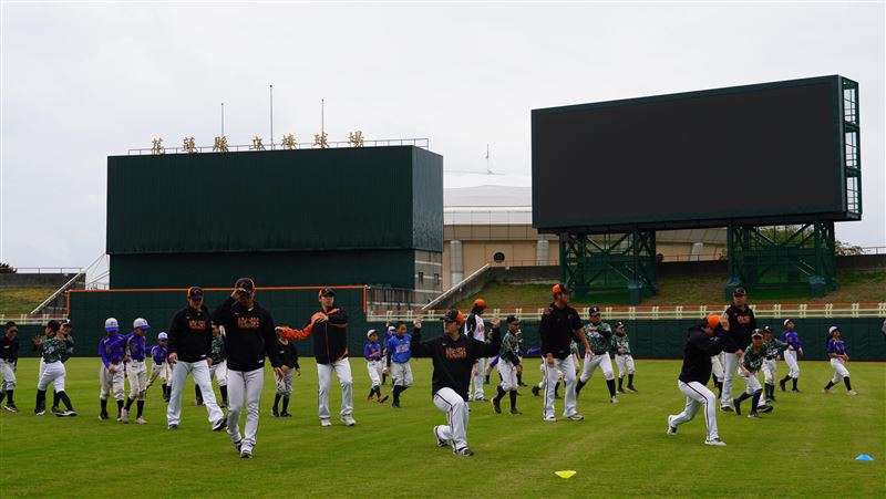 統一獅隊新球季選在花蓮展開春訓，3日舉行開訓儀式，邀請在地富源國小、光復國小及太巴塱國小棒球隊參與。（圖／中央社）