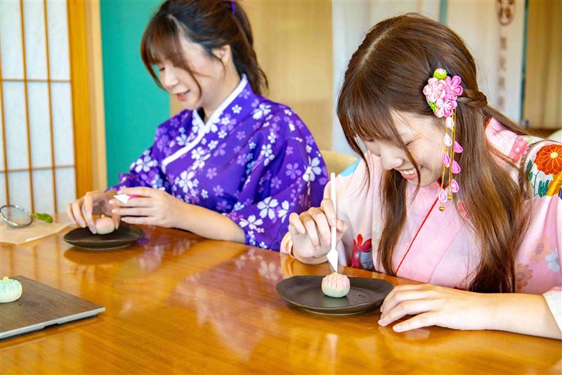入住旅客可選經典浴衣體驗、和菓子手作、SASA Play灑畫（擇一參加）。（圖／飯店旅宿業者提供）