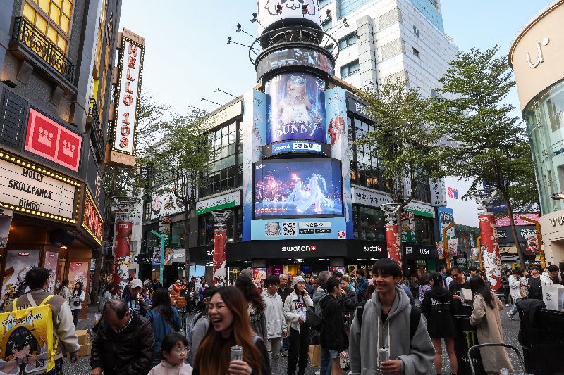 國發會3日舉辦年終記者會,主委葉俊顯指出,今年經濟成長率可望站穩4%,若政府能透過積極政策發揮效益,預期可再推升0.45個百分點,達成4.56%的年度目標。圖為台北西門町商圈人潮