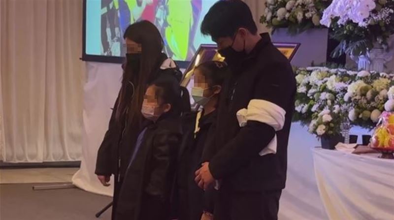 詹能傑的遺孀、小學四年級的女兒以及詹的弟弟向來弔念的各界人士答禮致意。（圖／翻攝畫面）