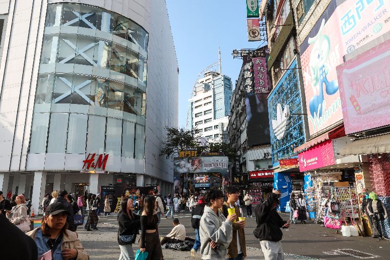 國發會主委葉俊顯表示,在振興民間消費、增加公共支出、帶動民間投資與淨輸出成長等4大推力助攻下,力拚今年經濟成長率達到4.56%,同時設定人均GDP達4萬2170美元為目標。圖為西門町商圈逛街人潮