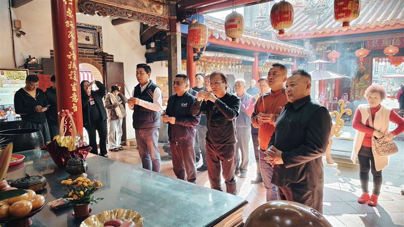 謝衣鳯及謝典霖的父親謝新隆（左3）感嘆，兩個都太急了。（圖／翻攝自二林仁和宮臉書）