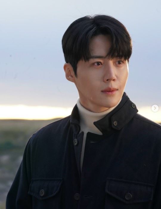 金宣虎爆出利用個人公司名義逃稅，前公司表示「款項只是按照演員要求入帳」。（圖／翻攝自IG @seonho__kim）