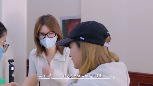 趙露思聽完護理人員解說，忍不住笑了出來，坦言拍片至今沒有這麼大尺度過。（圖／翻攝自小紅書）