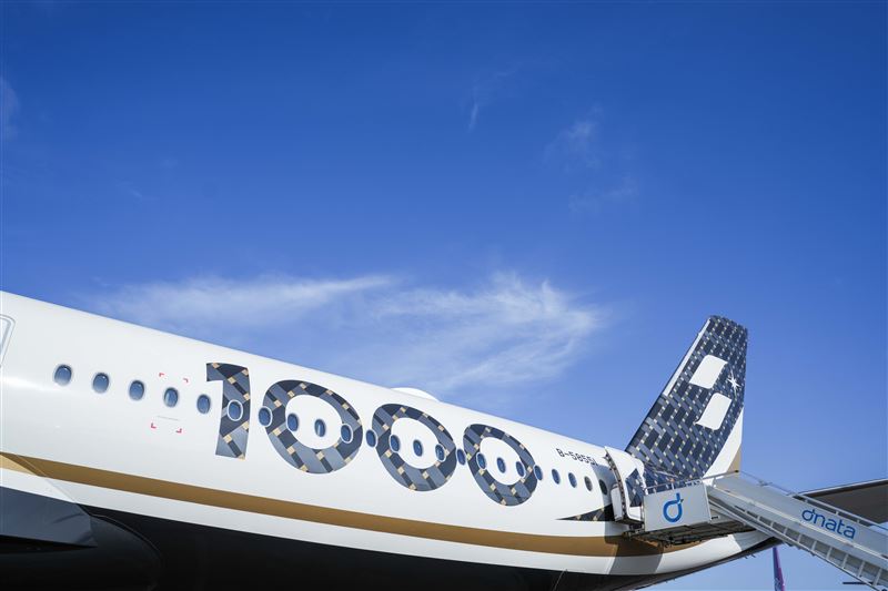 星宇航空A350-1000全新機身採用先進碳纖維複合材料打造，並以品牌標準色「曜石灰」為編織設計基底，搭配「大地金」點綴，透過專屬尾翼塗裝與機身「1000」字樣，突顯其旗艦機型的定位。（圖／星宇航空提供）