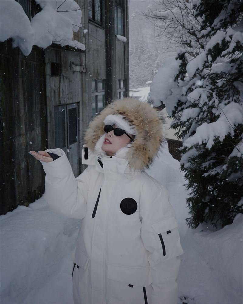 吳映潔巧妙以2026年最新流行Panetone年度代表色「雲舞白」色系風衣羽絨外套搭配防水軍靴亮相。（圖／品牌業者提供）