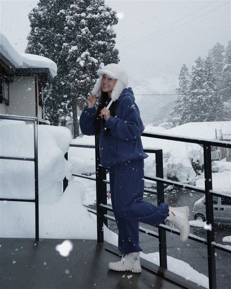 吳映潔以雲舞白色系的極輕防水靴，展現出雪國穿搭的機能美學與時尚風格。（圖／品牌業者提供）