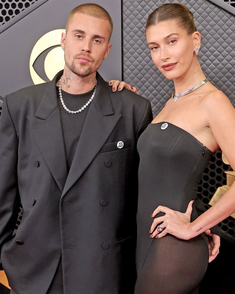 小賈斯汀和老婆海莉身上都別著「ICE OUT」的徽章。(圖/翻攝自X平台 @greciaslopez_)