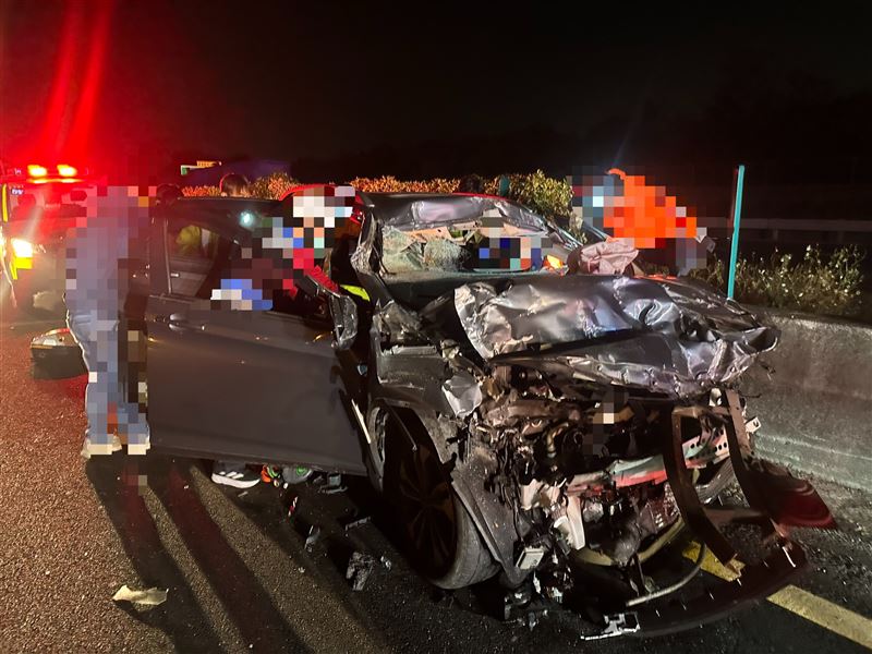 何男駕駛的轎車車頭撞到全爛。（圖／翻攝畫面）