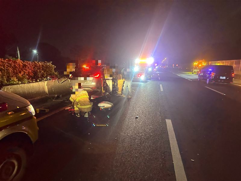 轎車追撞前方的聯結車，駕駛傷重不治。（圖／翻攝畫面）
