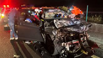 轎車國道「導彈式」撞聯結車　駕駛慘死