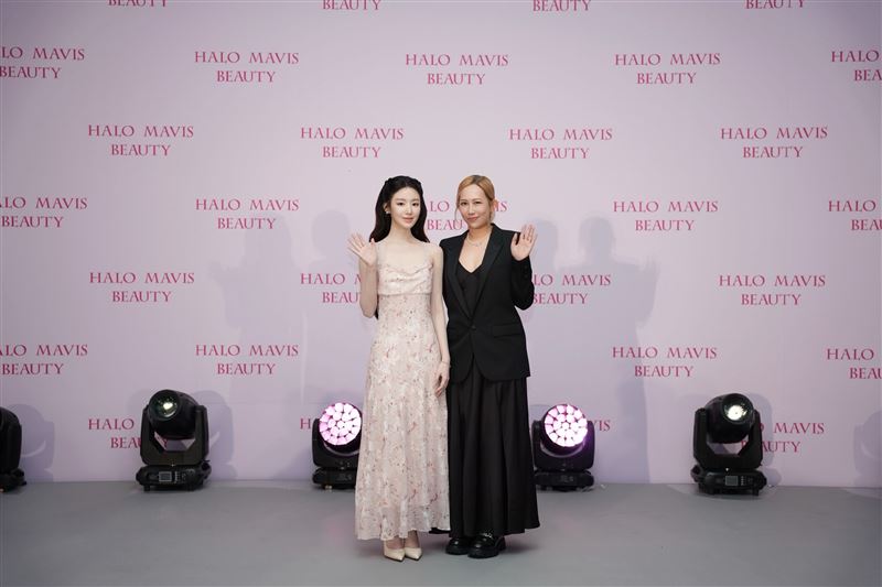 瑪菲司（右）邀請舒華（左）擔任品牌代言人，展開全新合作里程。（圖／Halo Mavis 瑪菲司股份有限公司提供）
