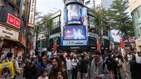 國發會目標今年經濟成長4.56%國發會3日舉辦年終記者會，主委葉俊顯指出，今年經濟成長率可望站穩4%，若政府能透過積極政策發揮效益，預期可再推升0.45個百分點，達成4.56%的年度目標。圖為台北西門町商圈人潮。中央社記者吳家昇攝　115年2月3日