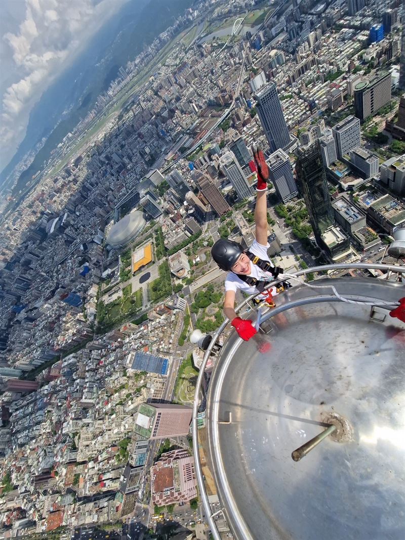 霍諾德Alex Honnold登頂台北101成功時摸的避雷針是【恆豐環球】公司做的。董事長黃今回憶當時：全家、全公司大叫，好驕傲、好開心、好狂喜。（圖／翻攝自《賈永婕的跑跳人生》臉書）