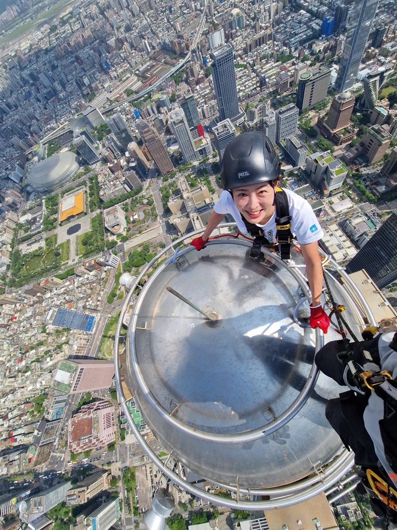 霍諾德Alex Honnold登頂台北101成功時摸的避雷針是【恆豐環球】公司做的。董事長黃今回憶當時：全家、全公司大叫，好驕傲、好開心、好狂喜。（圖／翻攝自《賈永婕的跑跳人生》臉書）